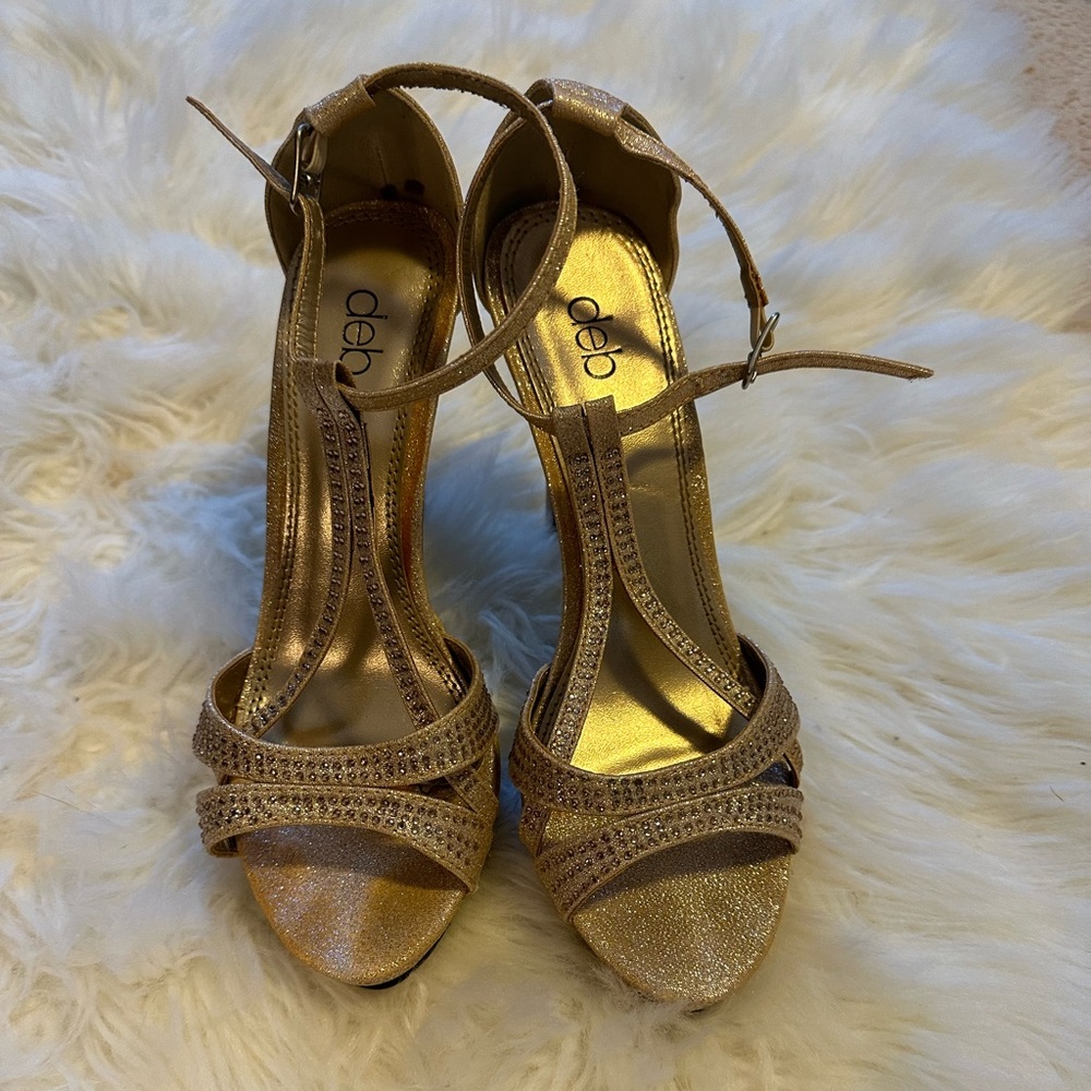 Deb gold sparkly stiletto heel. Size 6. Very classy. Willing to negotiate.